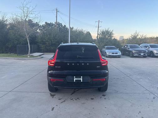 2025 Volvo XC40 B5 Plus Dark Theme