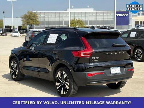Onyx Black Metallic 2025 Volvo XC40 B5 Plus Dark Theme