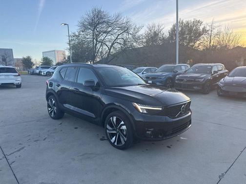 2025 Volvo XC40 B5 Plus Dark Theme