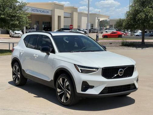 2025 Volvo XC40 B5 Plus Dark Theme