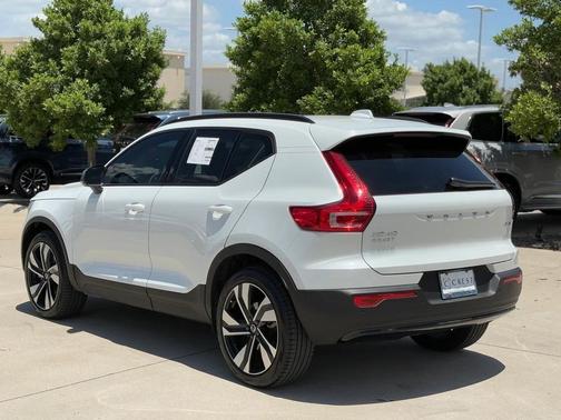 2025 Volvo XC40 B5 Plus Dark Theme