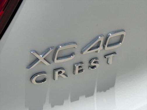 2025 Volvo XC40 B5 Plus Dark Theme