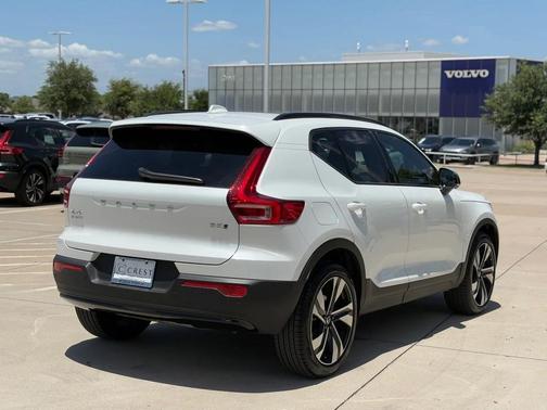 2025 Volvo XC40 B5 Plus Dark Theme