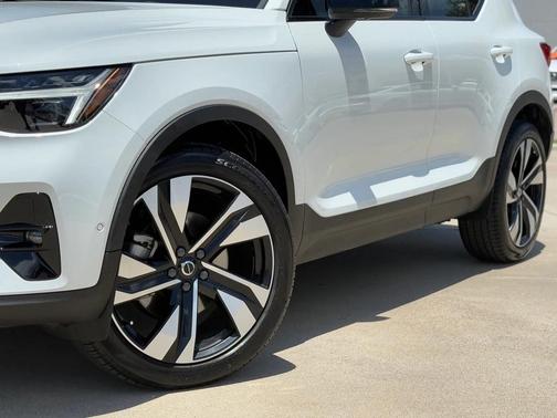 2025 Volvo XC40 B5 Plus Dark Theme