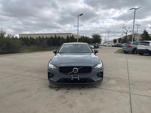 2024 Volvo S60 B5 Plus Dark Theme