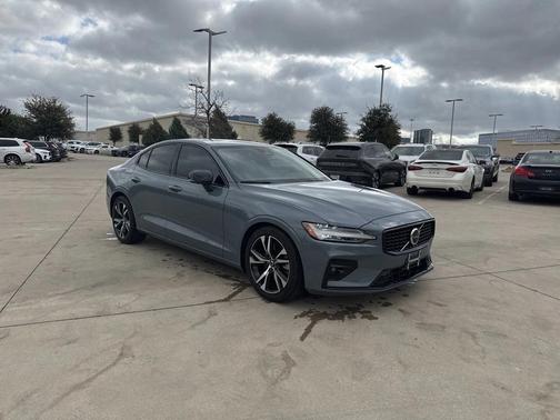 2024 Volvo S60 B5 Plus Dark Theme