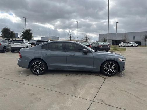 2024 Volvo S60 B5 Plus Dark Theme