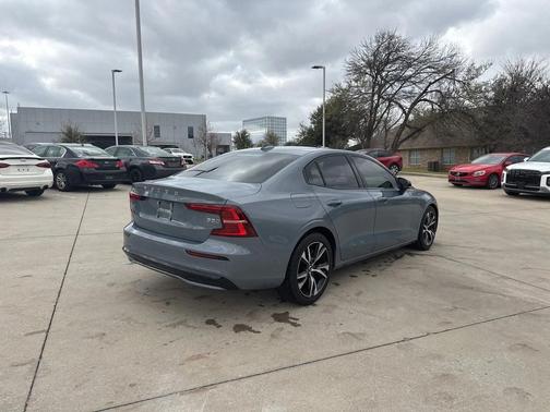 2024 Volvo S60 B5 Plus Dark Theme