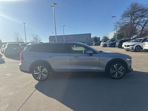 2025 Volvo V60 Cross Country B5 Plus