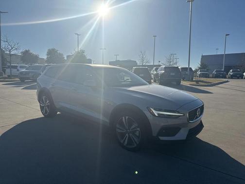 2025 Volvo V60 Cross Country B5 Plus