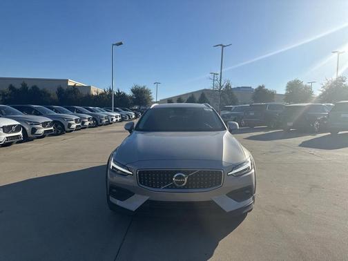 2025 Volvo V60 Cross Country B5 Plus