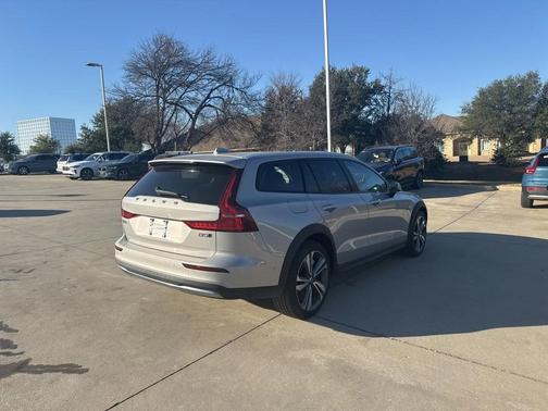 2025 Volvo V60 Cross Country B5 Plus