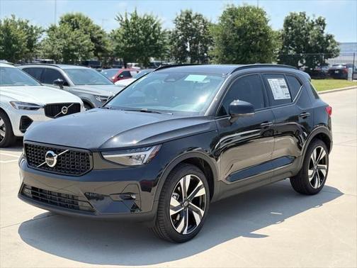 2025 Volvo XC40 B5 Plus Dark Theme