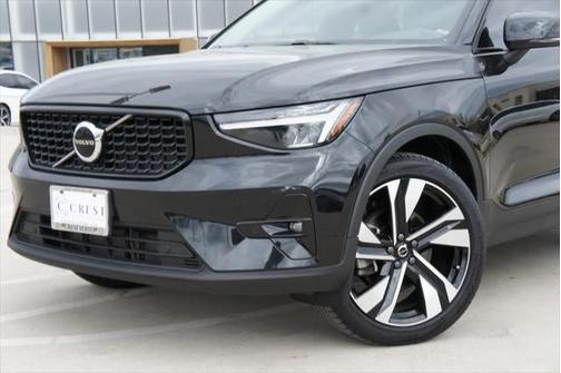 2023 Volvo XC40 B5 Plus Dark Theme