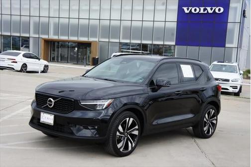 2023 Volvo XC40 B5 Plus Dark Theme