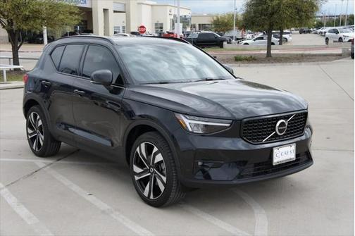 2023 Volvo XC40 B5 Plus Dark Theme