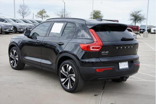 2023 Volvo XC40 B5 Plus Dark Theme