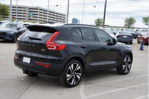 2023 Volvo XC40 B5 Plus Dark Theme