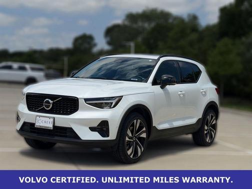Crystal White Metallic 2023 Volvo XC40 B5 Plus Dark Theme