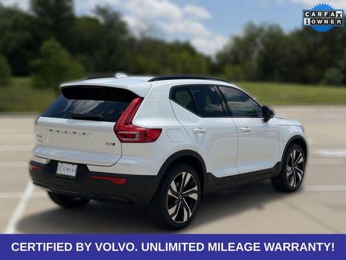 Crystal White Metallic 2023 Volvo XC40 B5 Plus Dark Theme