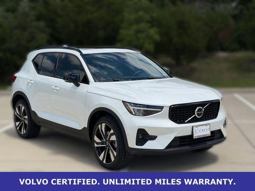 Crystal White Metallic 2023 Volvo XC40 B5 Plus Dark Theme