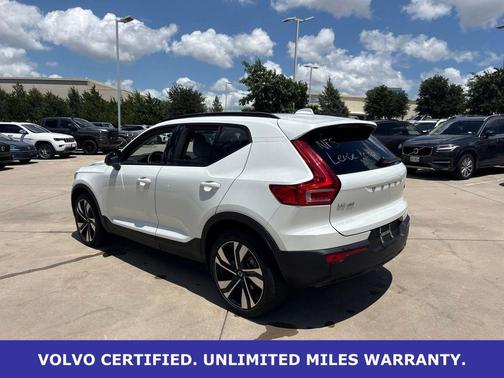 Crystal White Metallic 2023 Volvo XC40 B5 Plus Dark Theme