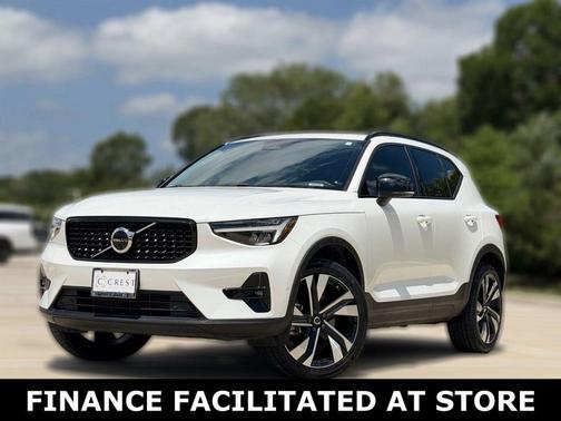 Crystal White Metallic 2023 Volvo XC40 B5 Plus Dark Theme