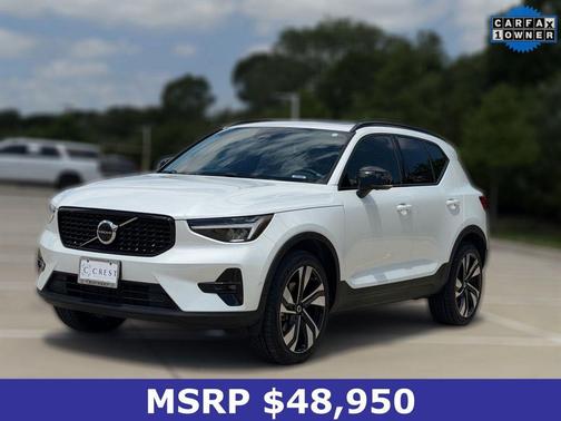 Crystal White Metallic 2023 Volvo XC40 B5 Plus Dark Theme