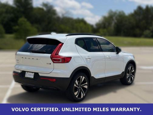 Crystal White Metallic 2023 Volvo XC40 B5 Plus Dark Theme