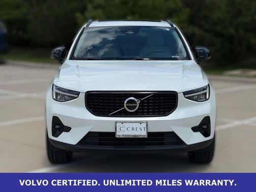 Crystal White Metallic 2023 Volvo XC40 B5 Plus Dark Theme