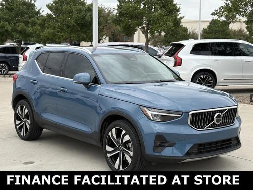 2023 Volvo XC40 B5 Plus Bright Theme