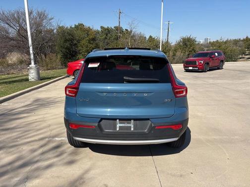 2023 Volvo XC40 B5 Plus Bright Theme