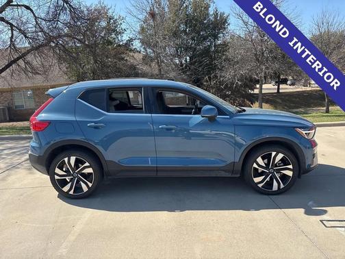 2023 Volvo XC40 B5 Plus Bright Theme