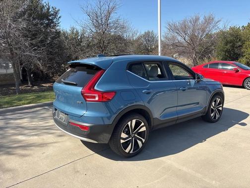 2023 Volvo XC40 B5 Plus Bright Theme