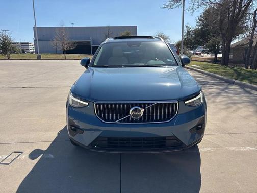 2023 Volvo XC40 B5 Plus Bright Theme