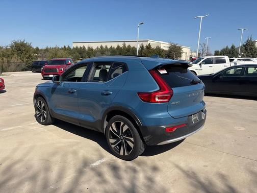 2023 Volvo XC40 B5 Plus Bright Theme