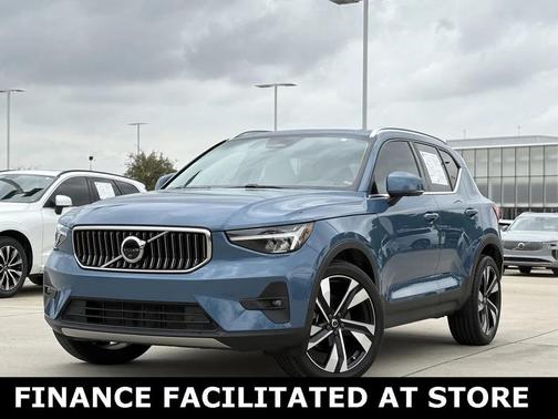 2023 Volvo XC40 B5 Plus Bright Theme