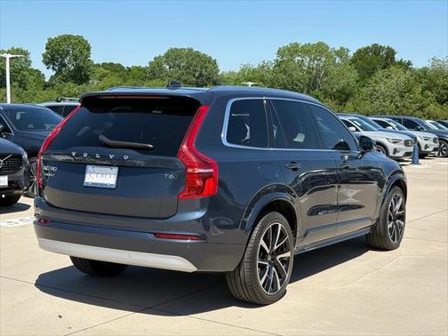2022 Volvo XC90 T6 Momentum