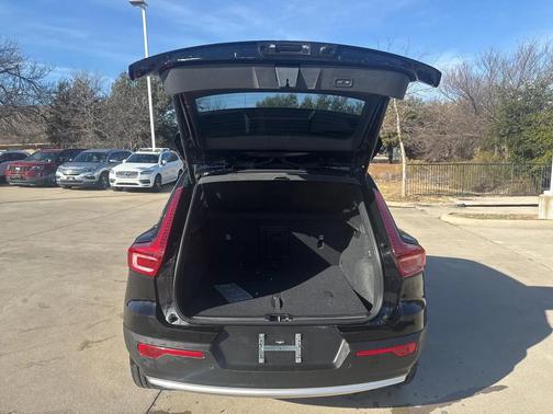 2025 Volvo XC40 B5 Plus Bright Theme