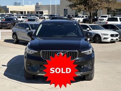 2025 Volvo XC40 B5 Plus Bright Theme