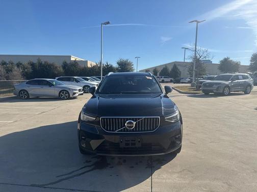 2025 Volvo XC40 B5 Plus Bright Theme