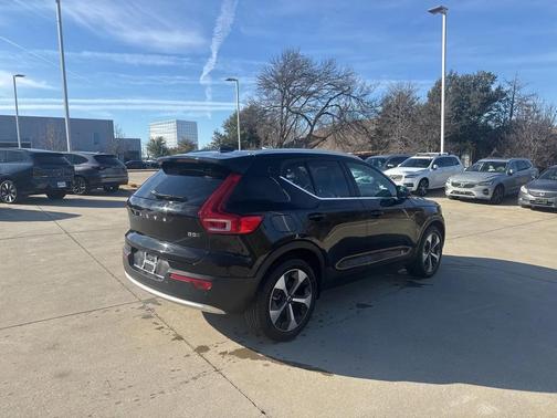 2025 Volvo XC40 B5 Plus Bright Theme