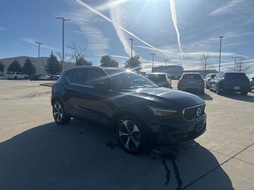 2025 Volvo XC40 B5 Plus Bright Theme