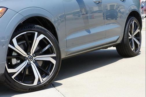 2023 Volvo XC60 B6 Ultimate Dark Theme