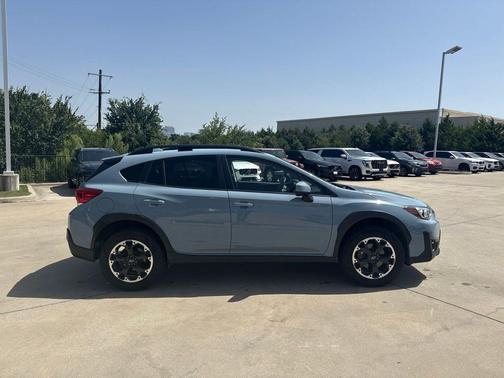 Vapour Gray 2025 Volvo XC40 B5 AWD