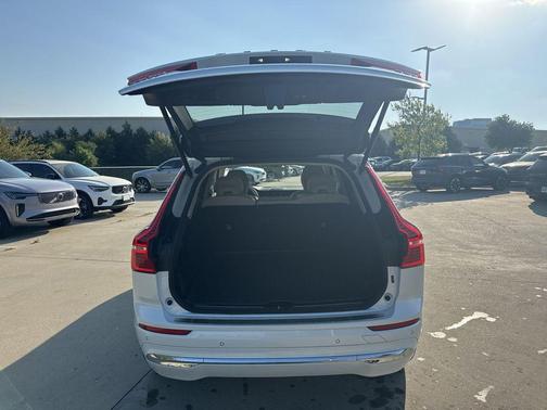 Crystal White 2023 Volvo XC60 B5 Ultimate Bright Theme