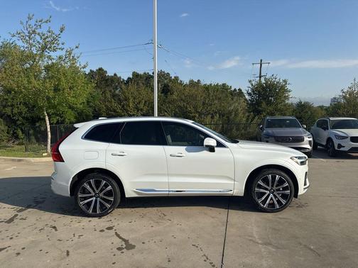 Crystal White 2023 Volvo XC60 B5 Ultimate Bright Theme