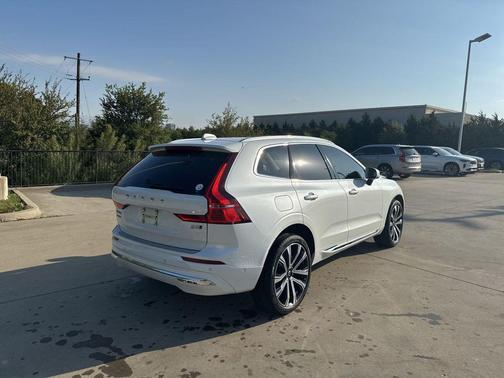 Crystal White 2023 Volvo XC60 B5 Ultimate Bright Theme