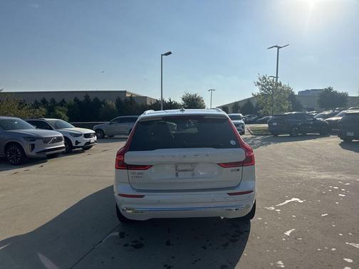 Crystal White 2023 Volvo XC60 B5 Ultimate Bright Theme