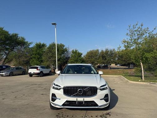 Crystal White 2023 Volvo XC60 B5 Ultimate Bright Theme
